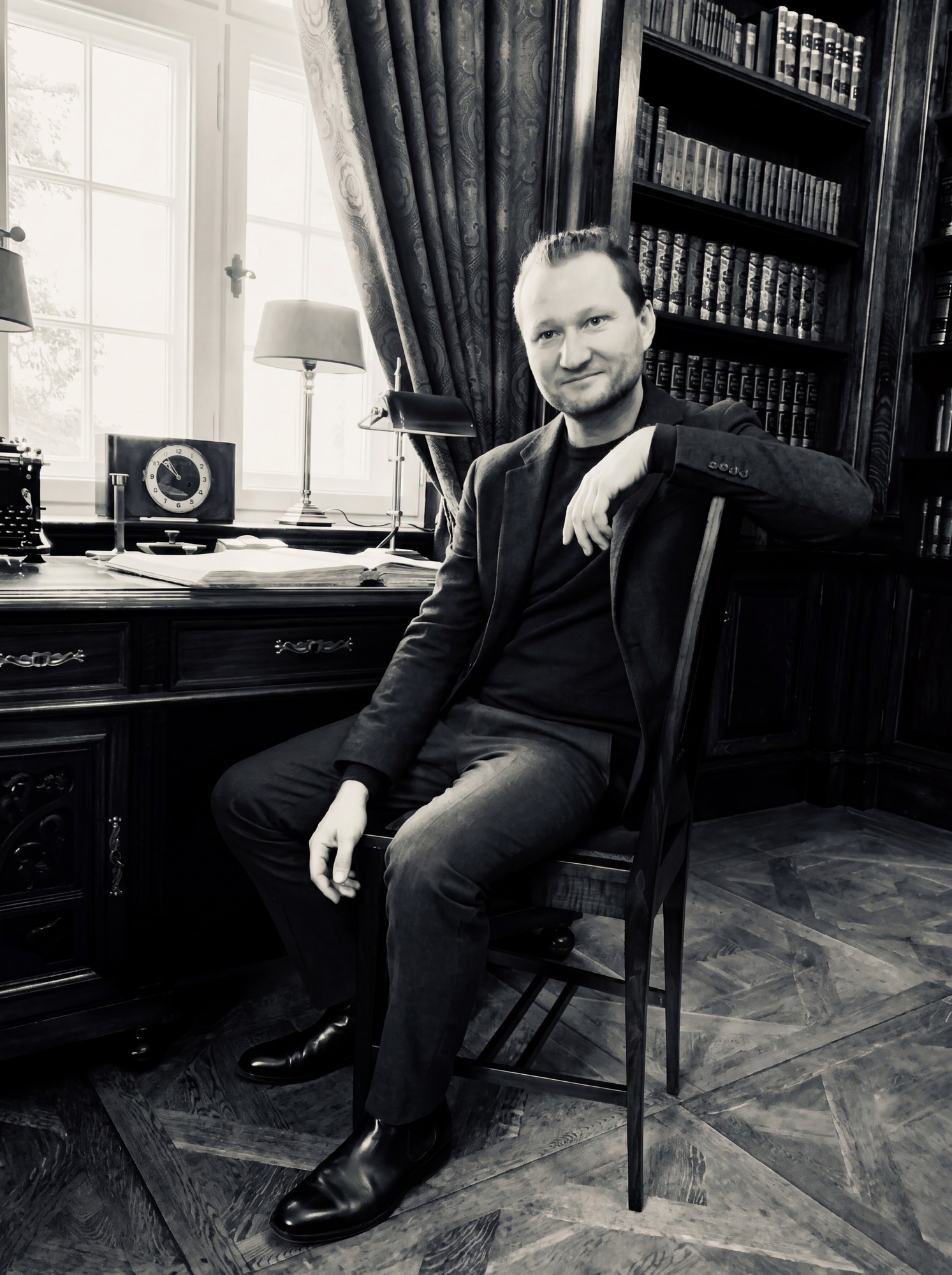 Michał Dudko, założyciel Flat Format — portret czarno-biały