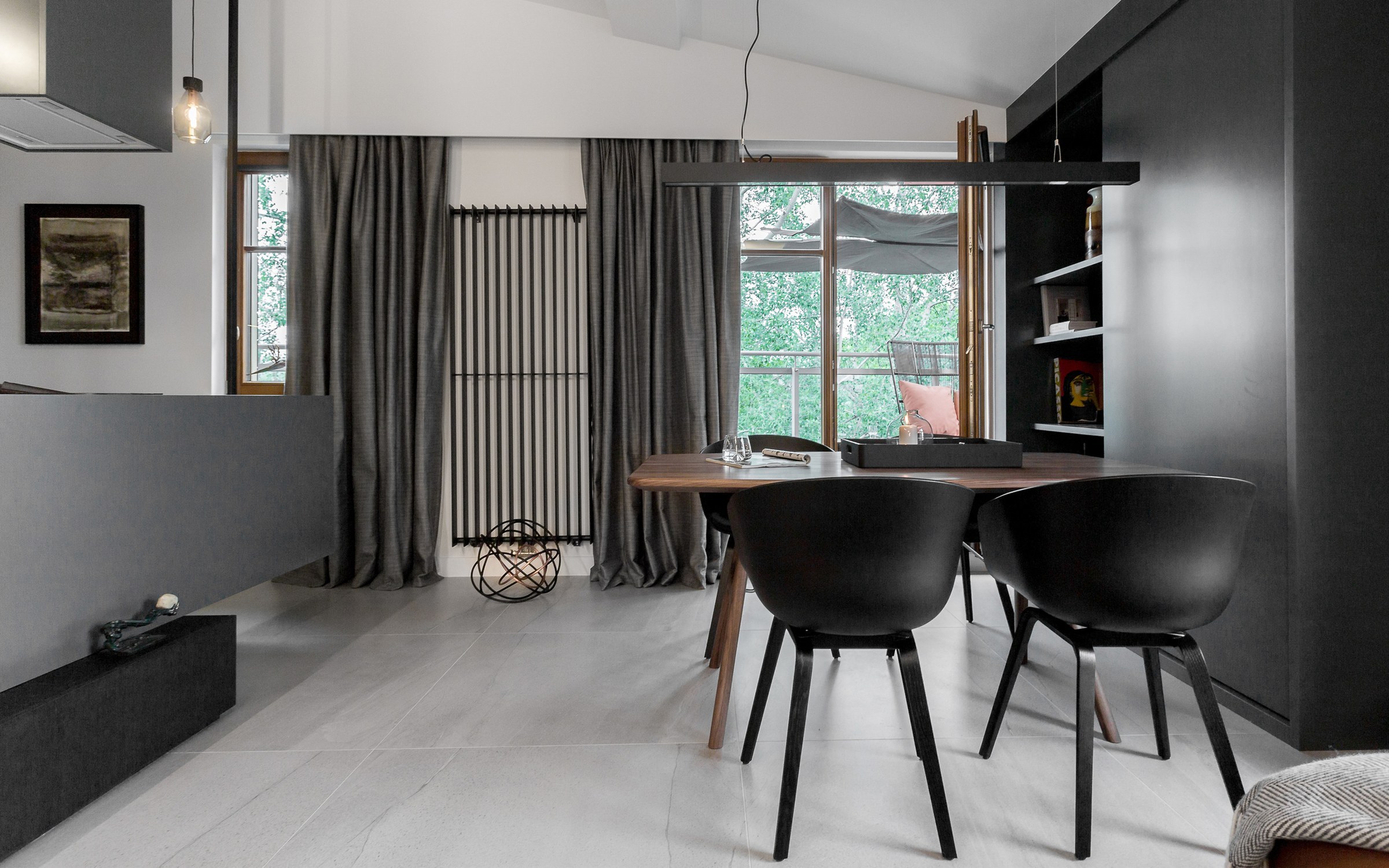 Apartament w Sopocie — skóra, drewno, ciemne kolory, akcent zielonych lamp