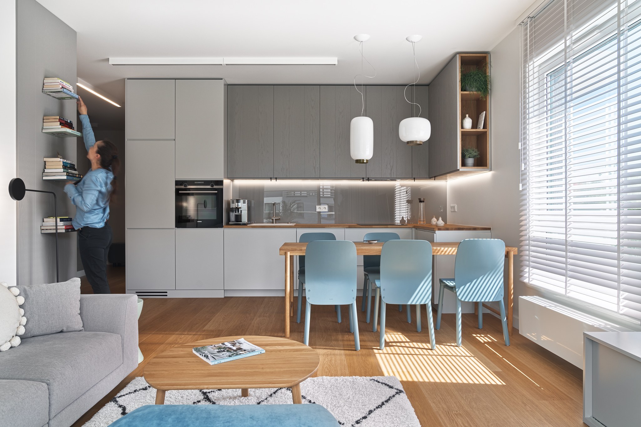Apartament Witomino Gdynia — biel, błękit i drewno